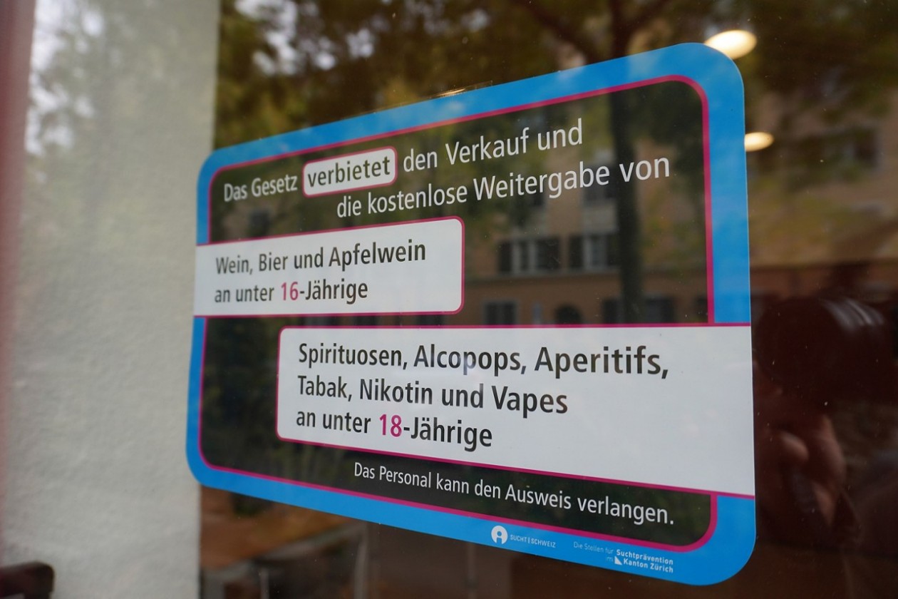 Hinweisschild von BAG zu Alkohol und Tabakverkauf