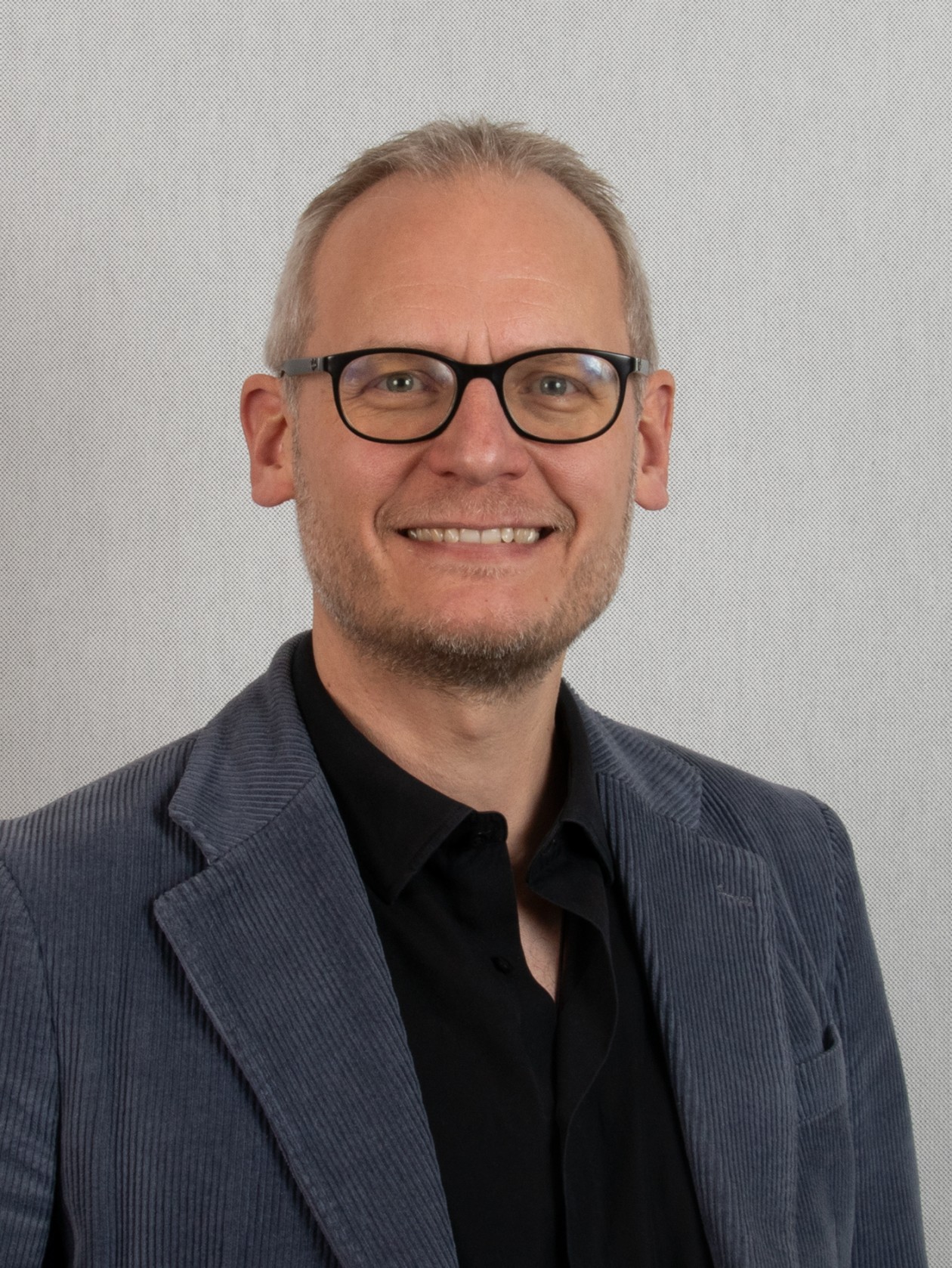 Pascal Hirt Locher, Direktor von Human Resources Management, schaut freundlich in die Kamera.