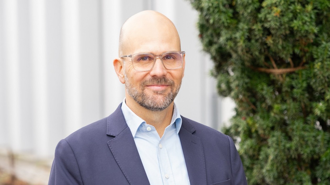 Andy Leemann, Direktor Gesundheitszentren für das Alter, schaut freundlich in die Kamera.