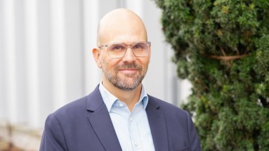 Andy Leemann, Direktor Gesundheitszentren für das Alter, schaut freundlich in die Kamera.