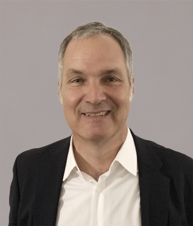 Enrico Slongo, Direktor Amt für Hochbauten, schaut freundlich in die Kamera.