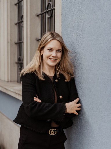 Vanessa Aebli, Direktorin Bevölkerungsamt, schaut freundlich in die Kamera.