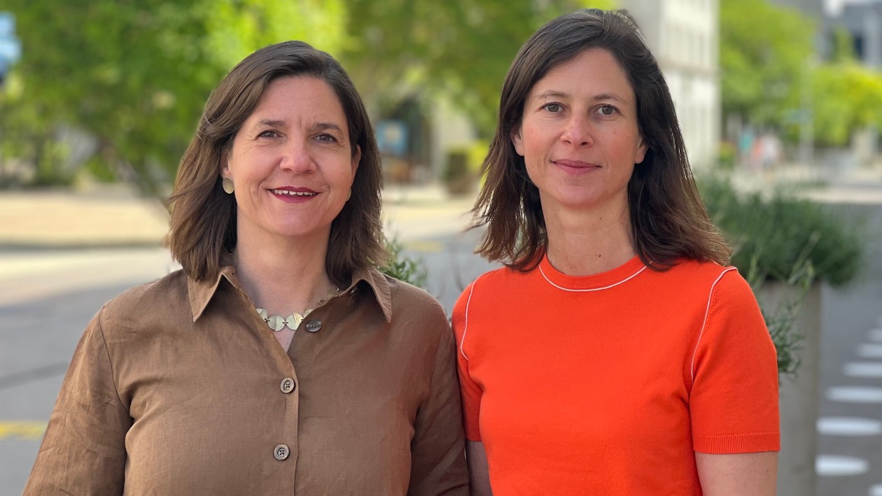 Rebekka Fässler und Kathrin Frey, Co-Direktorinnen Kultur, schauen freundlich in die Kamera.