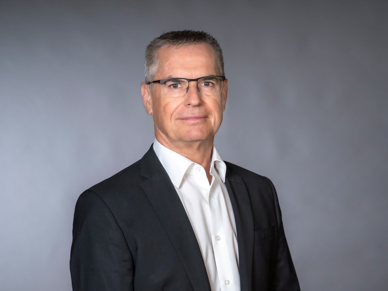 Erich Zumstein, Direktor Musikschule Konservatorium Zürich, schaut freundlich in die Kamera.