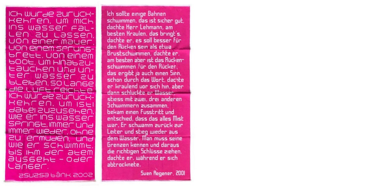 zwei rosa Badetücher mit eingewobenen Zitaten