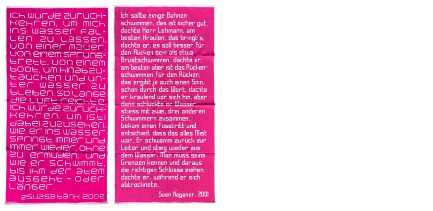 zwei rosa Badetücher mit eingewobenen Zitaten