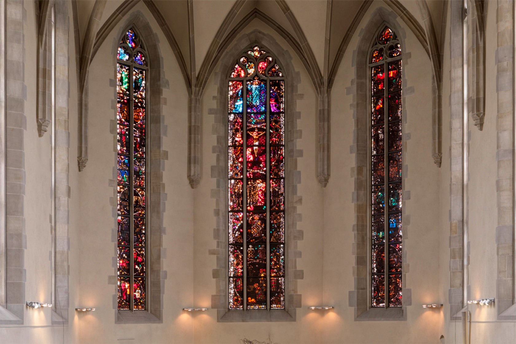 Kirchenfenster mit Glasmalerei