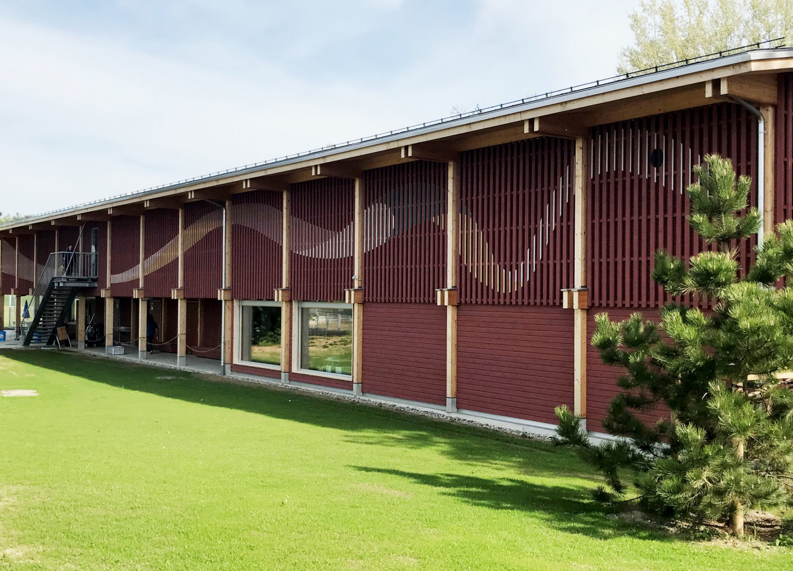 Schlangenlinie auf der Fassade des Gebäudes