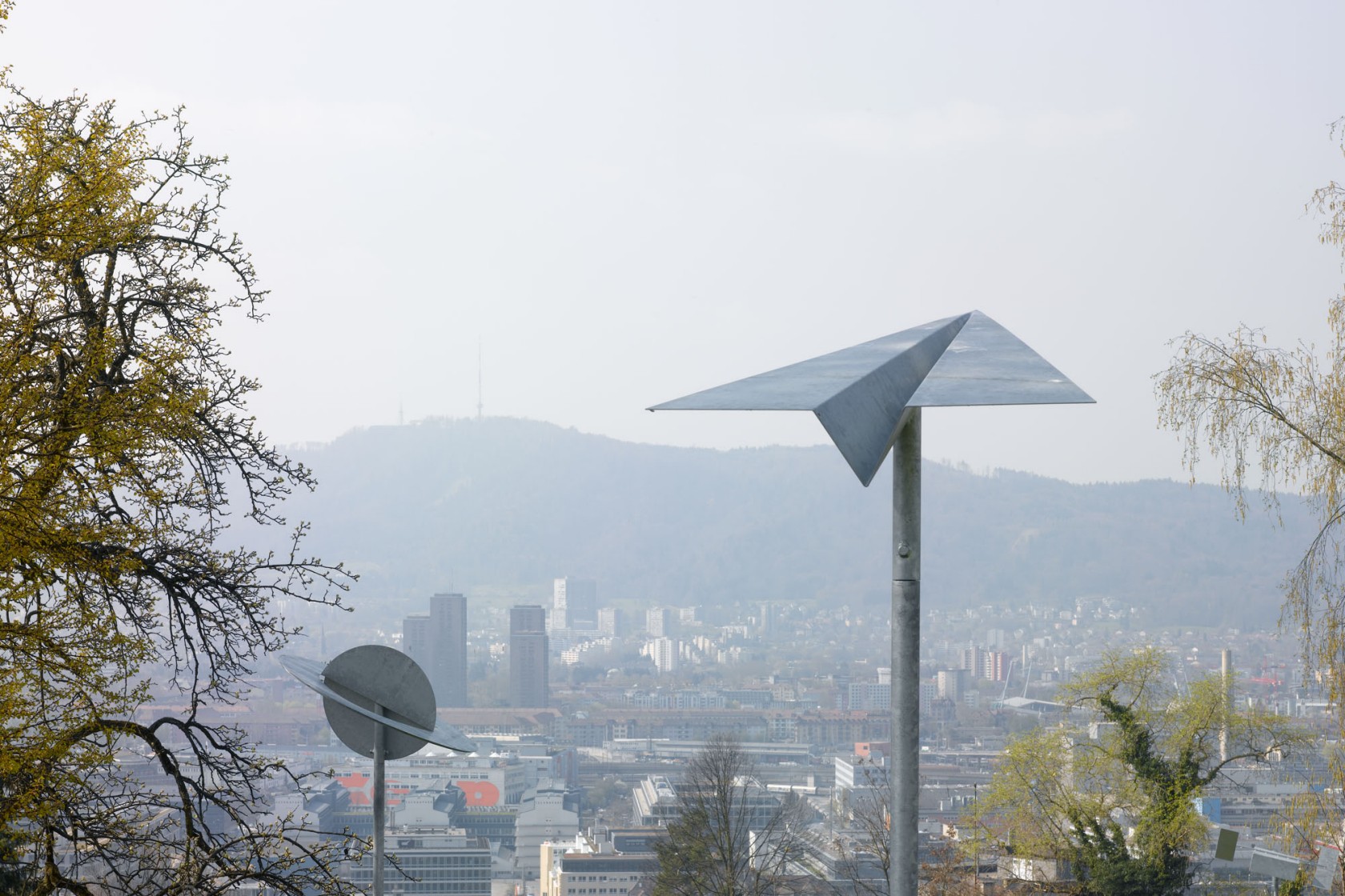 Ein Faltflieger und ein Planet auf Stahlrohren