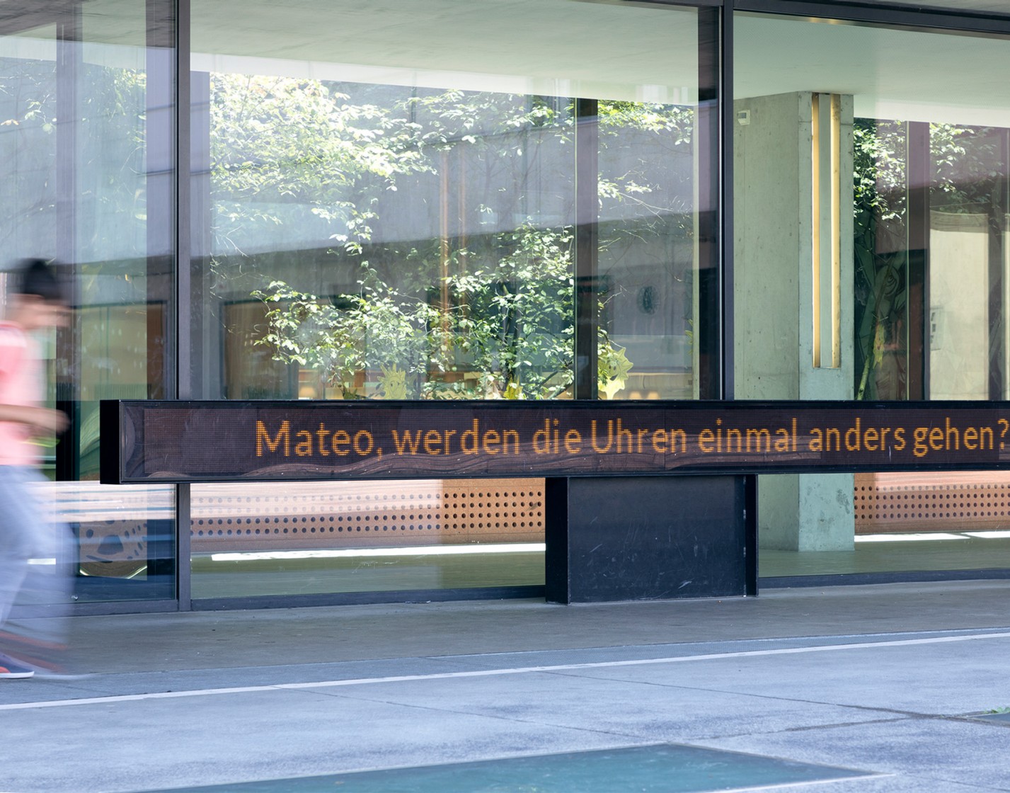 LED-Band mit Text hinter Glasfront