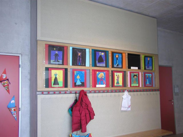 Bilderkästen in einer Garderobe
