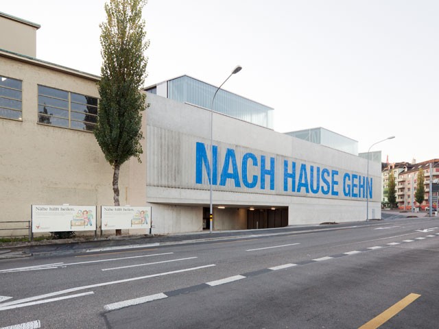 Schriftzug «nach Hause gehn» auf Fassade