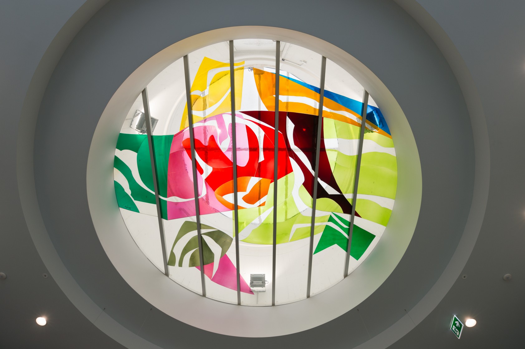 Oberlicht mit floral-ornamentaler Glasmalerei