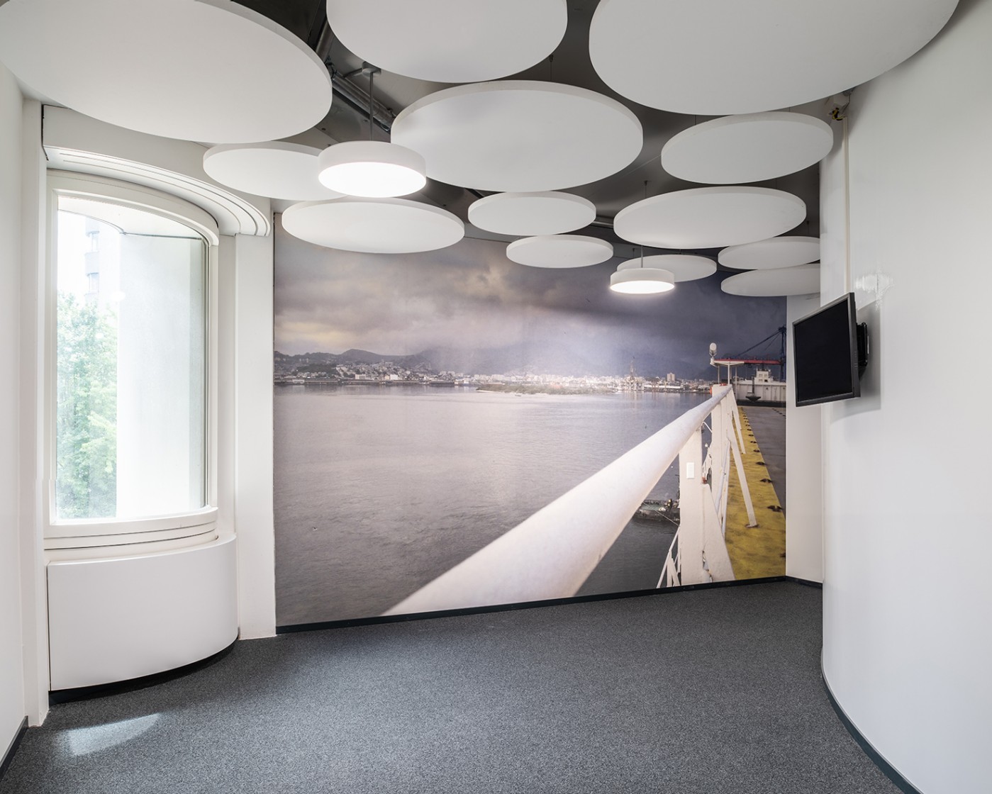 Bürokorridor mit Fototapete eines Schiffs auf See