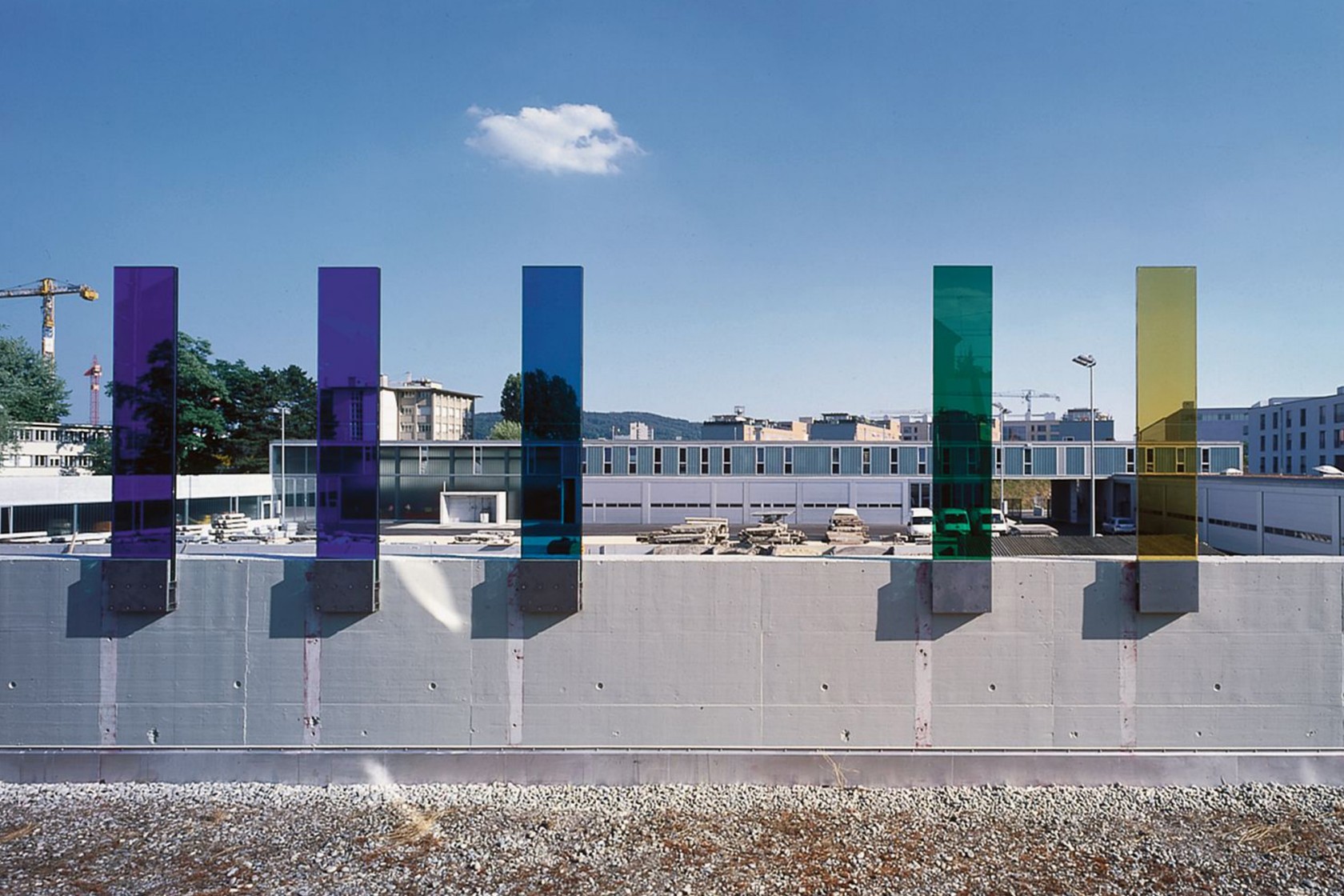 Verschiedenfarbige Glaspaneele auf Mauer