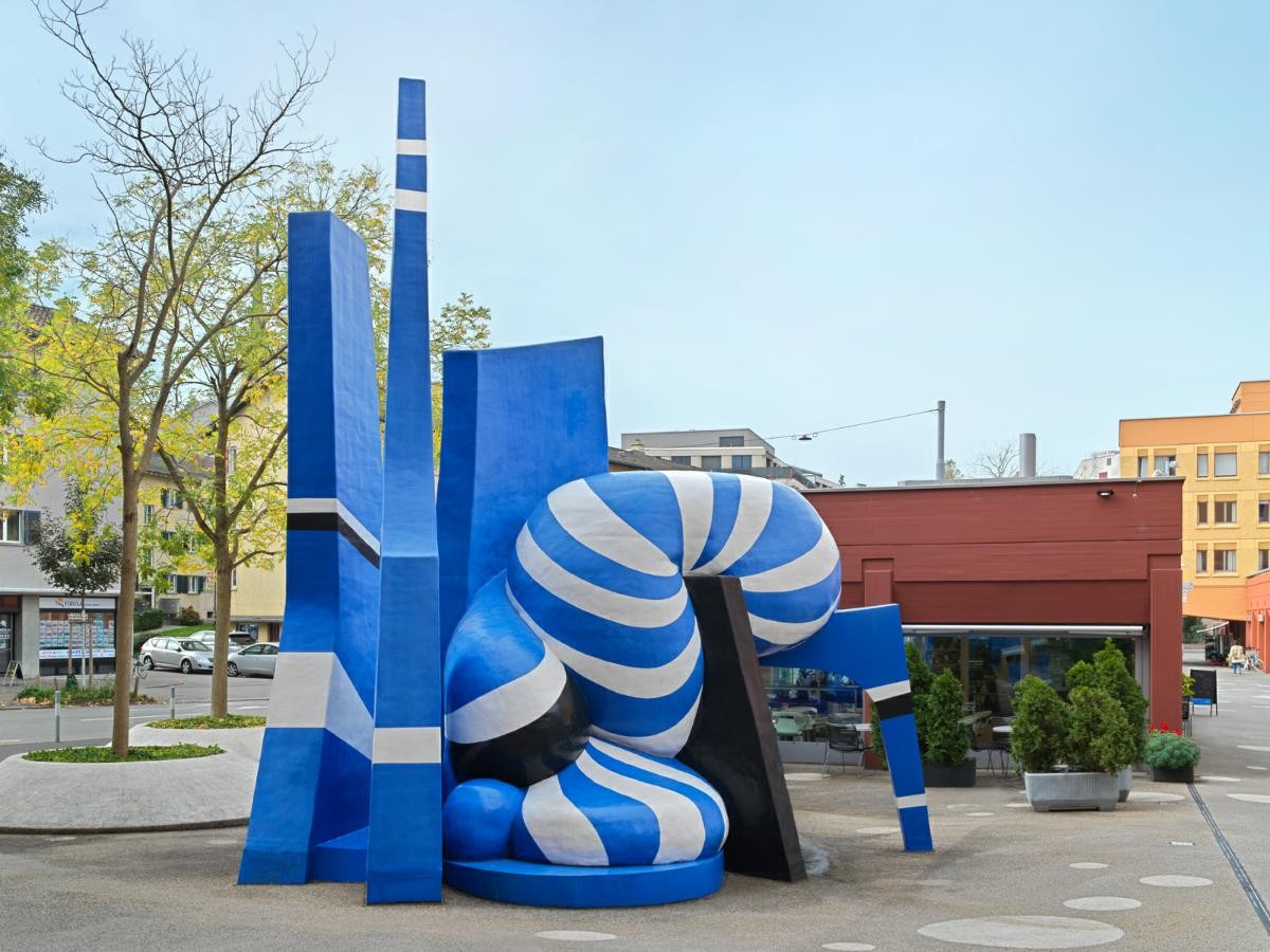 Blau-weisse Brunnenskulptur