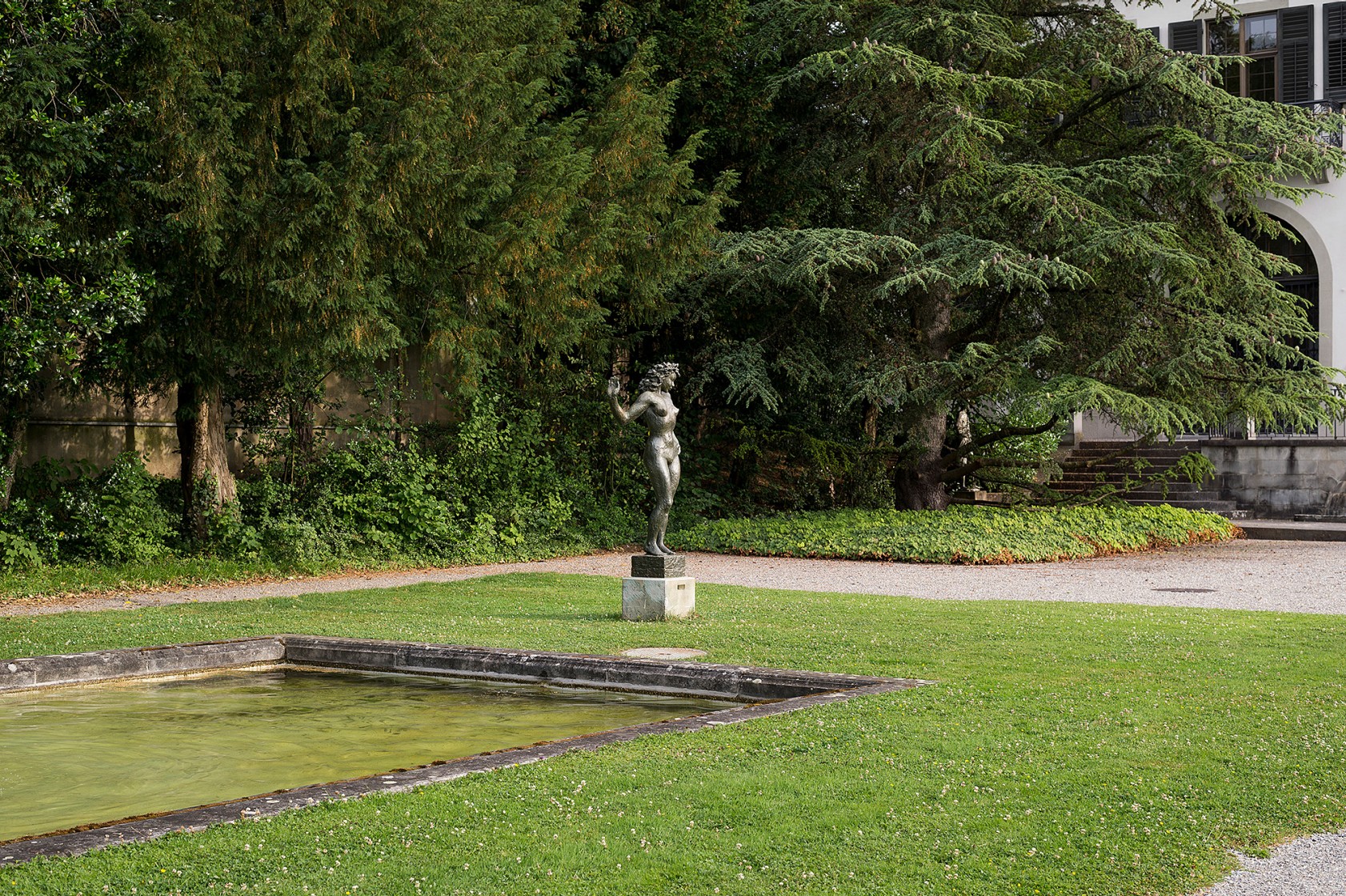 Skulptur eines Mädchens im Park