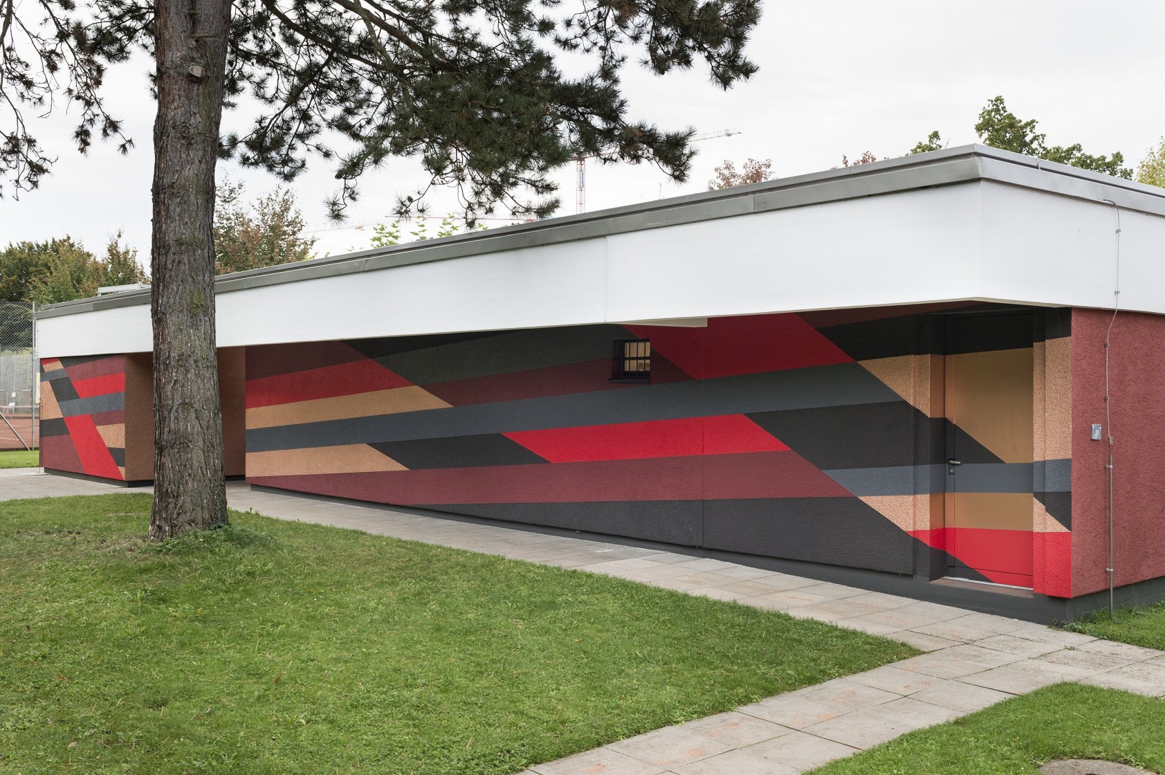 Pavillon der Tennisanlage mit Wandbild