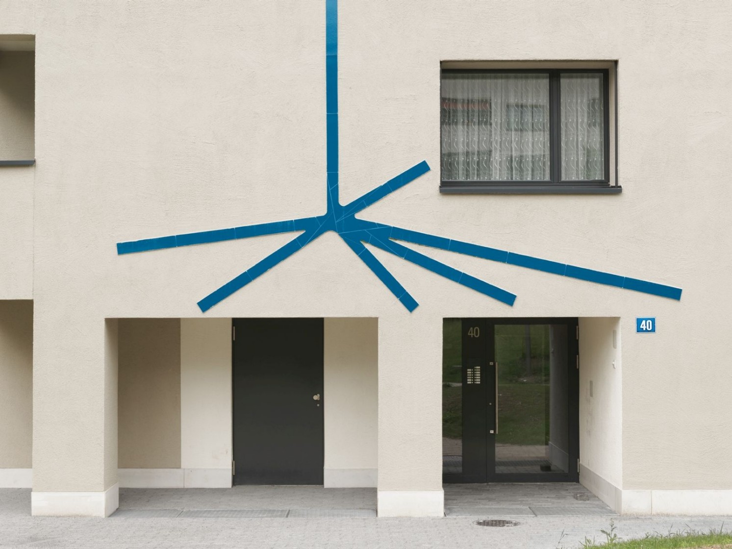 Blau lasierte Keramikelemente auf der Fassade