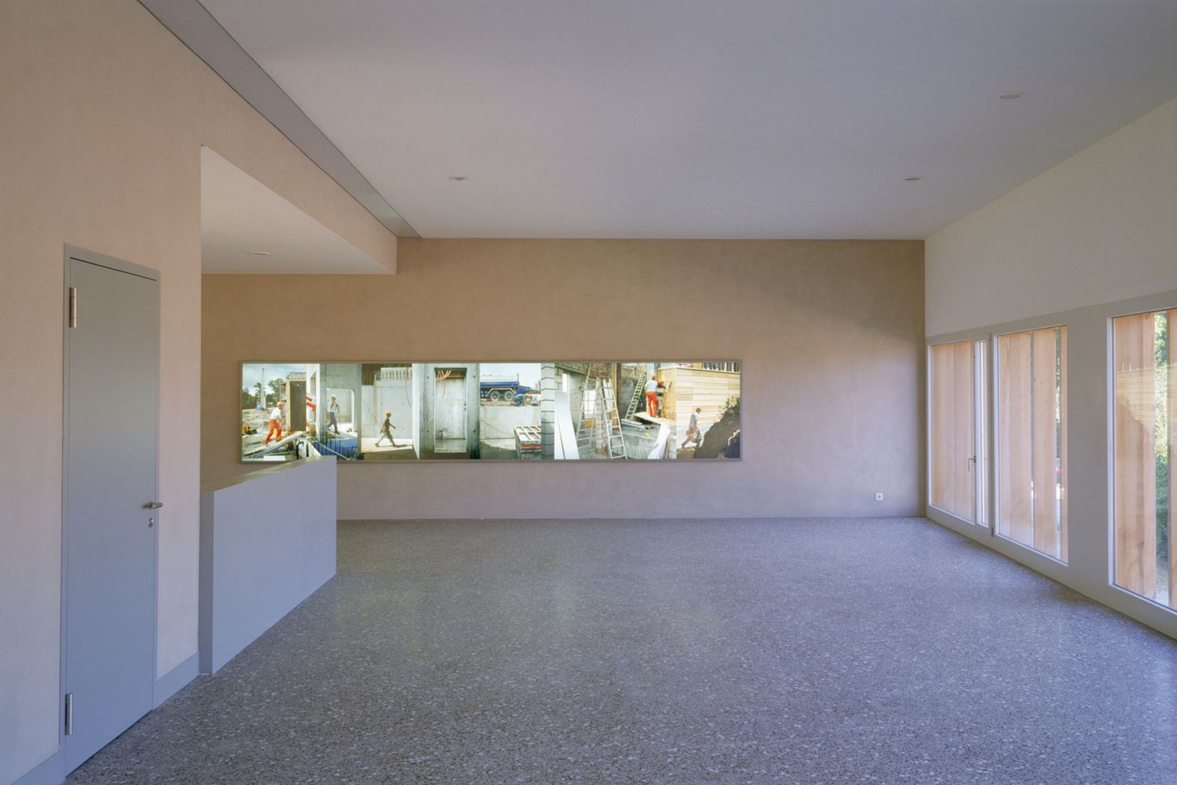 Hinterleuchtete Fotovitrine im Korridor