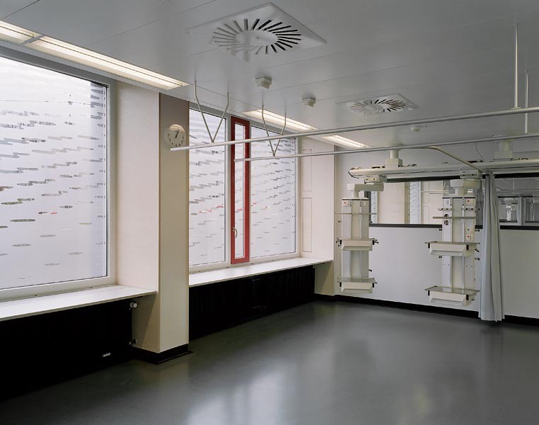 Mit dem Muster einer Oberflächenspiegelung bedruckte Fenster im Operationssaal