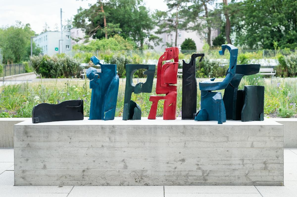 Mehrteilige Skulptur auf Betonsockel