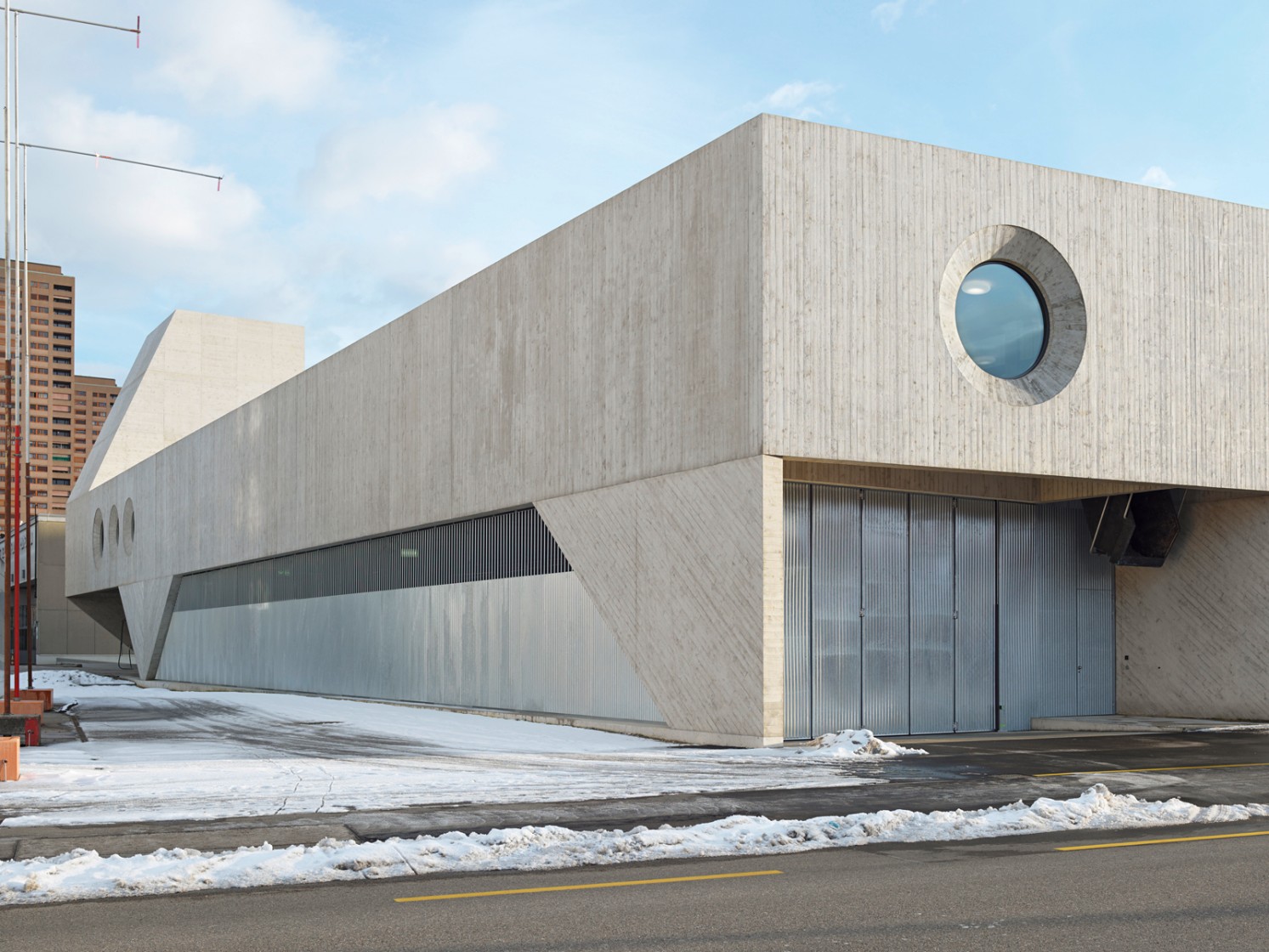 Modernes Gebäude mit Skulptur eines Containers unter Vordach