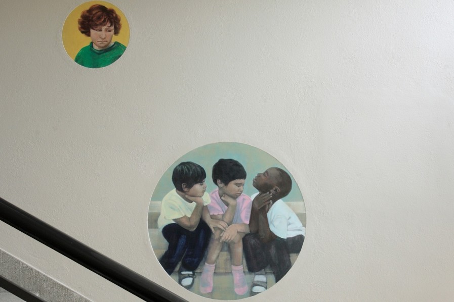 Rundbilder mit Porträts im Treppenhaus