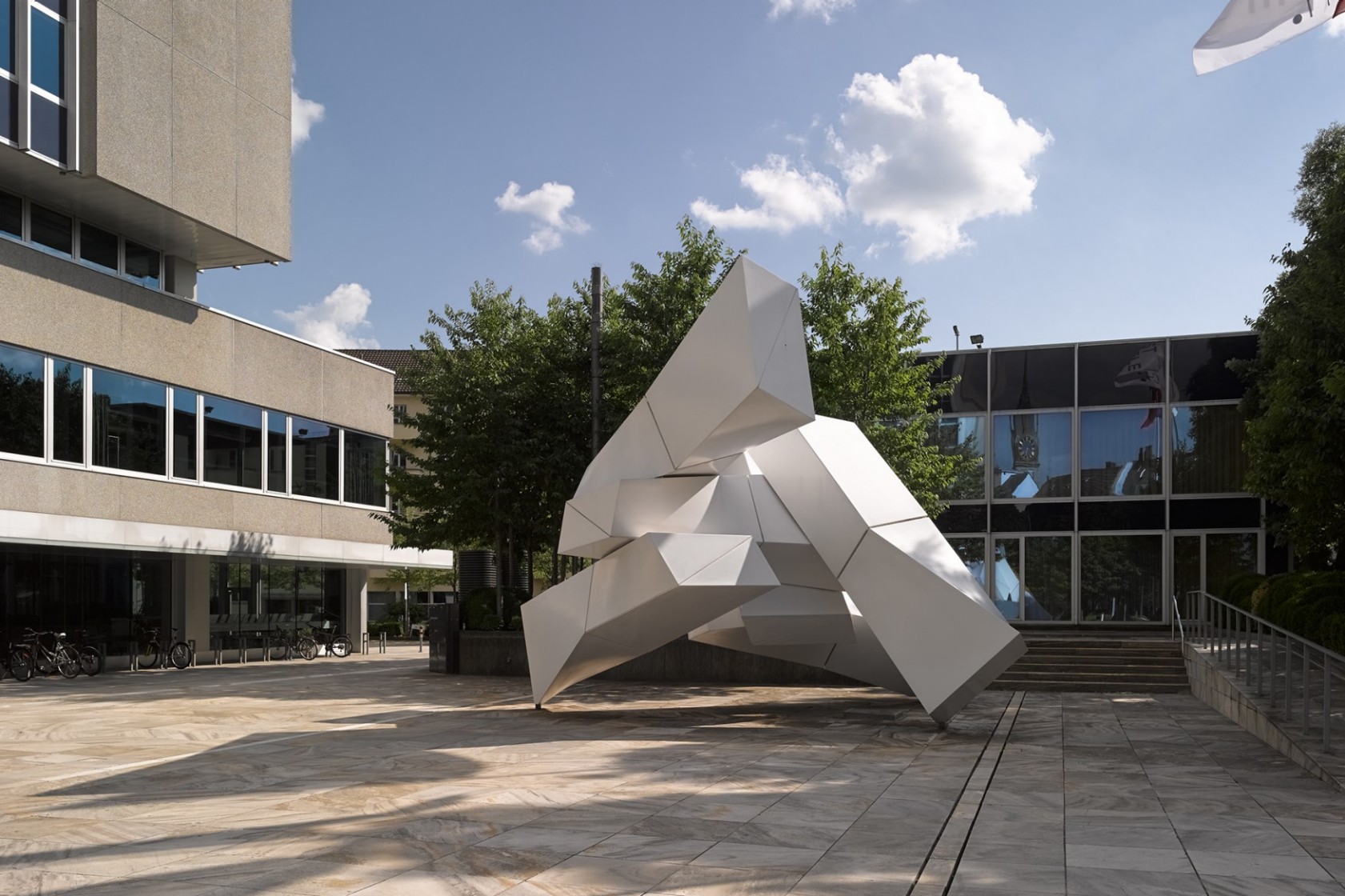 Grossformatige Polyesterskulptur vor dem Verwaltungszentrum