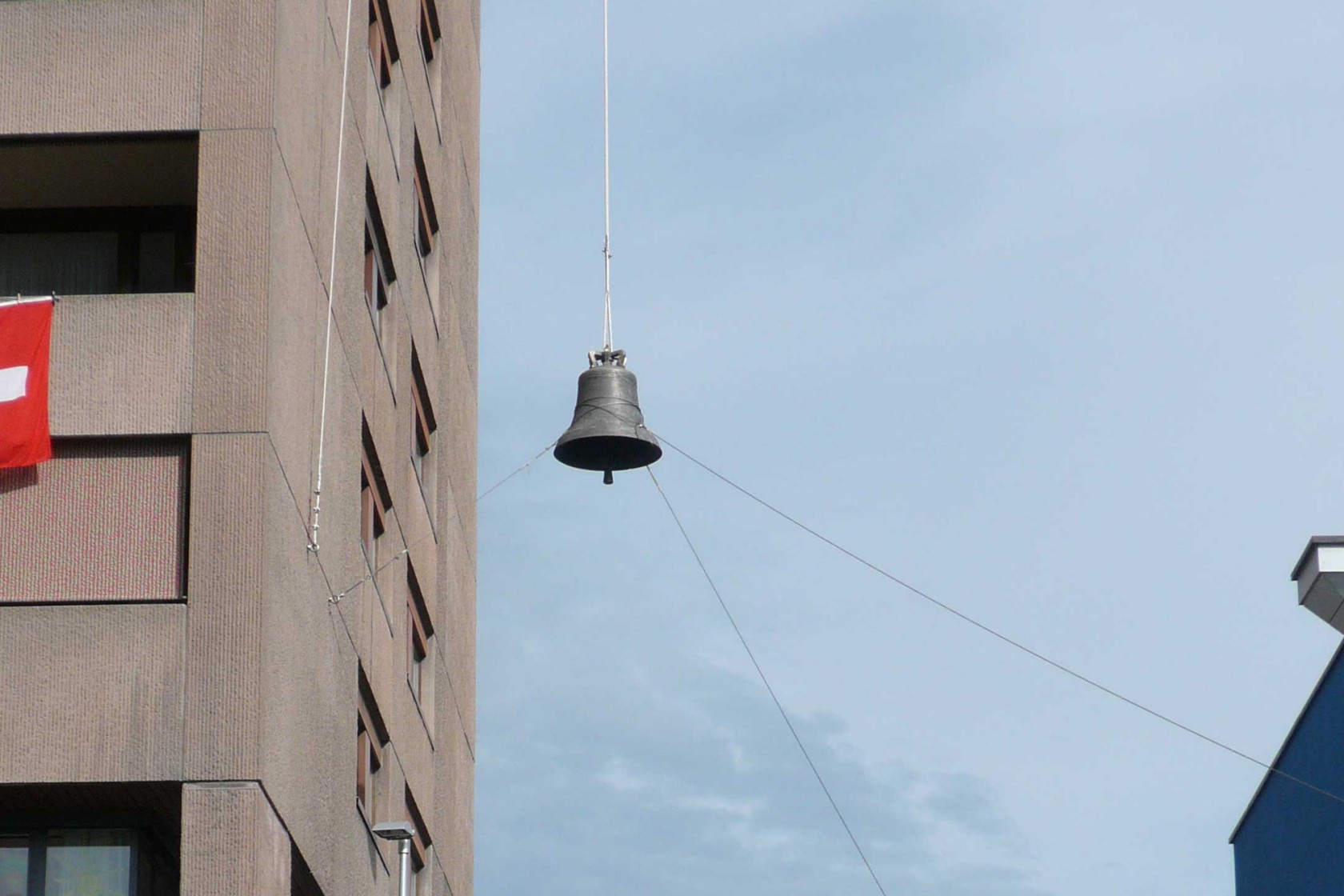 Zwischen die Wohntürme gehängte Glocke