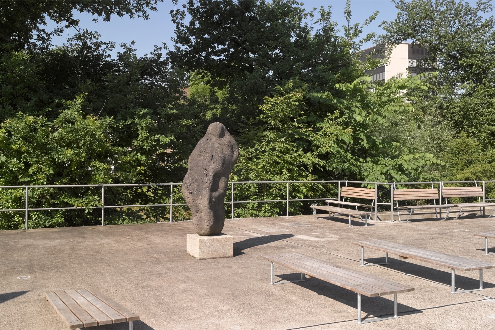 Lavasteinskulptur im Flussbad