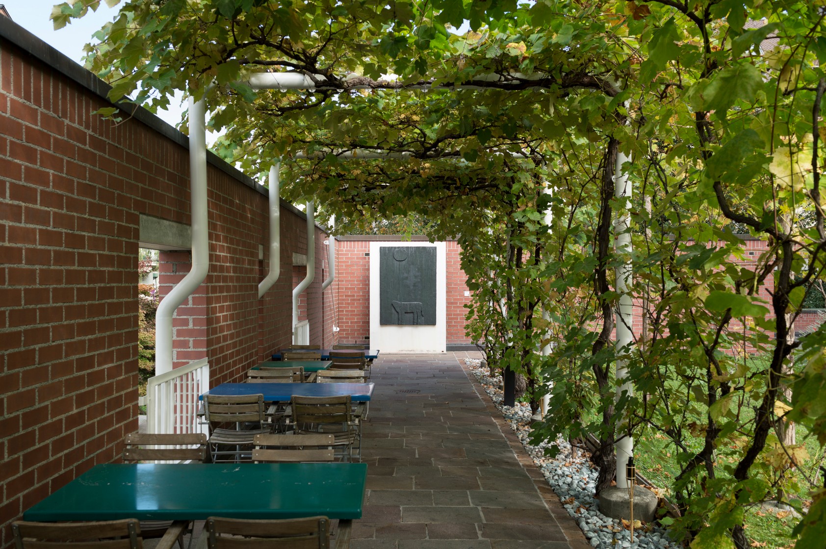 Relief-Arbeit vor Gartenwand
