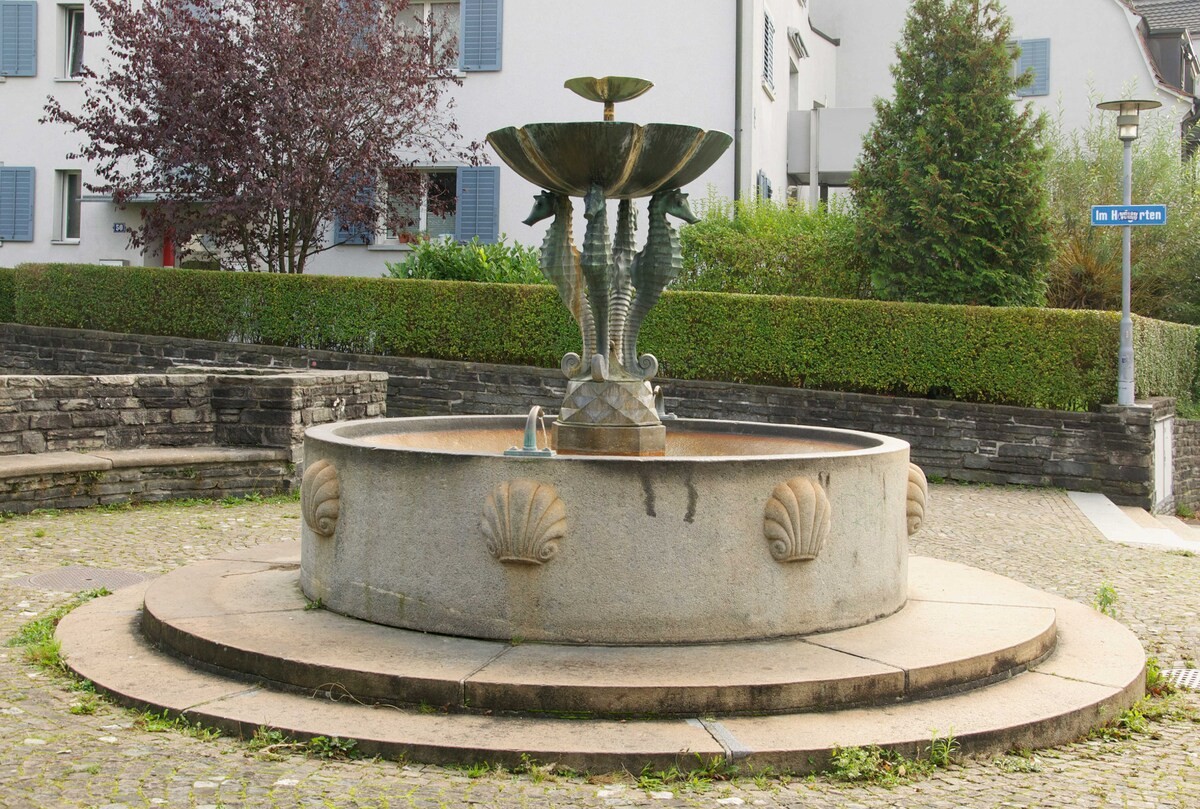 Brunnen mit Seepferdchen und Muscheln