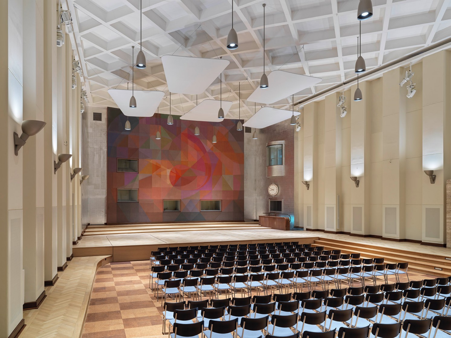 abstraktes Wandgemälde in einer Aula