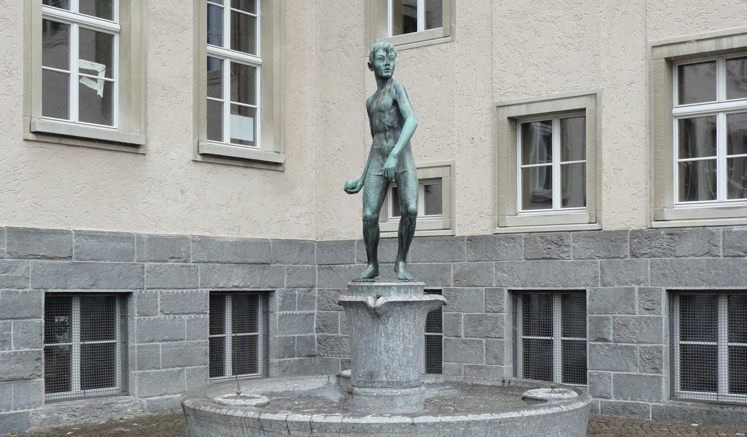 Brunnenskulptur eines ballspielenden Jungen