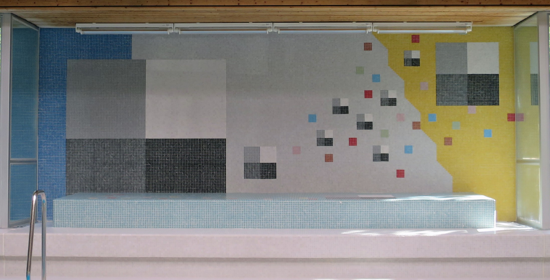 Wandgestaltung mit Kreamikfliesen in Schwimmhalle