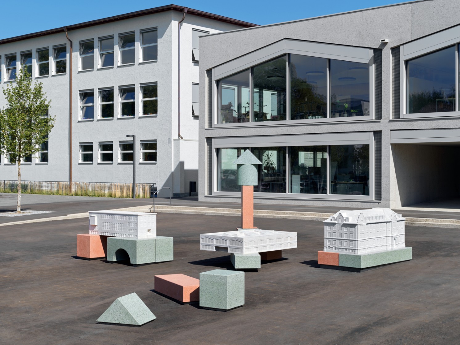 Schulhäuser in Miniatur vor Schulhäusern