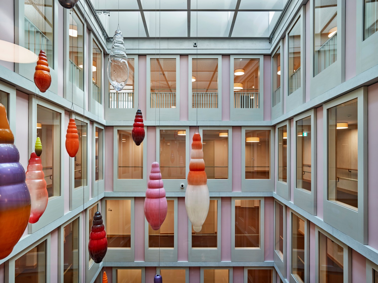 Farbige Glaskokons im Lichthof