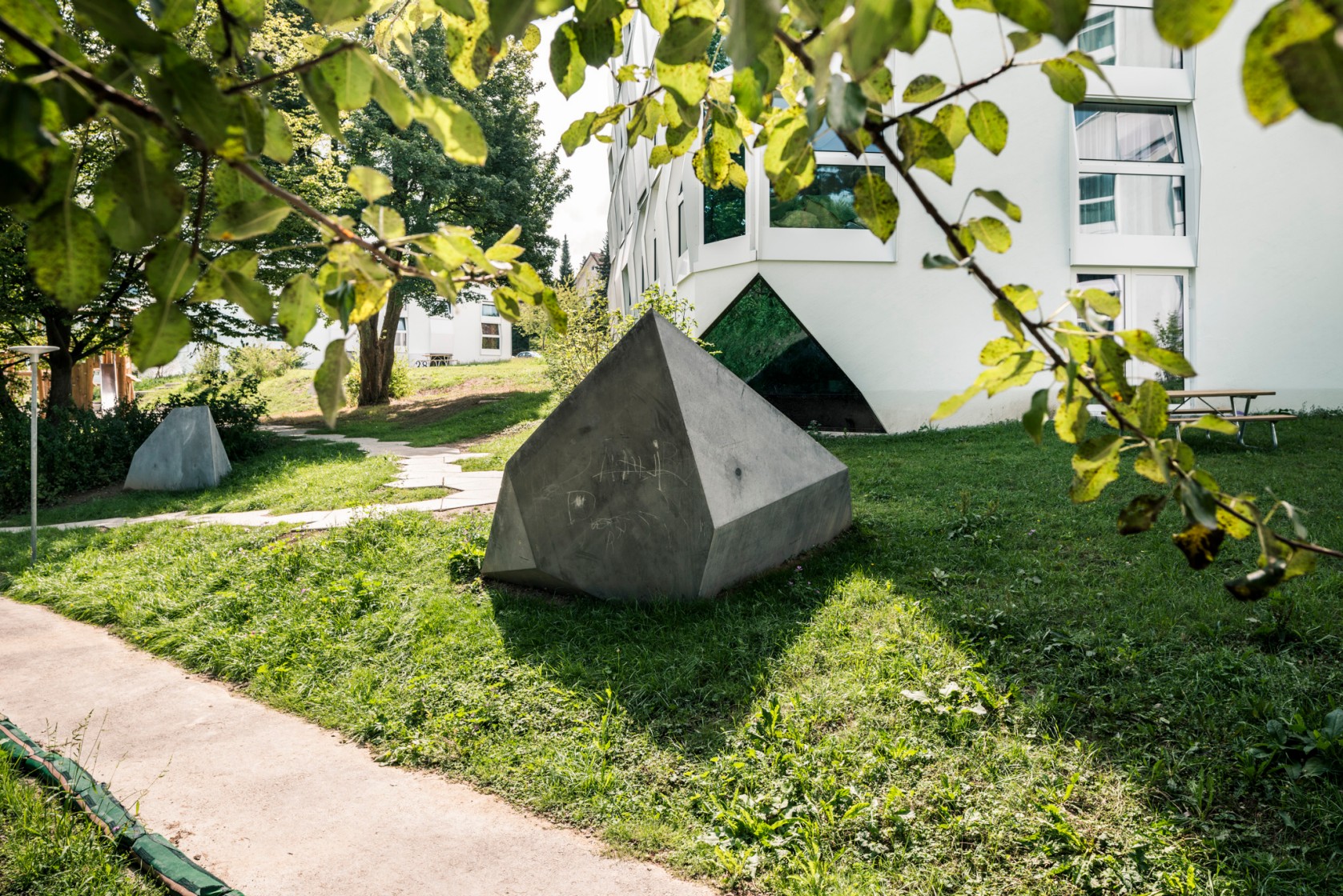 Neonskuplturen im Hof
