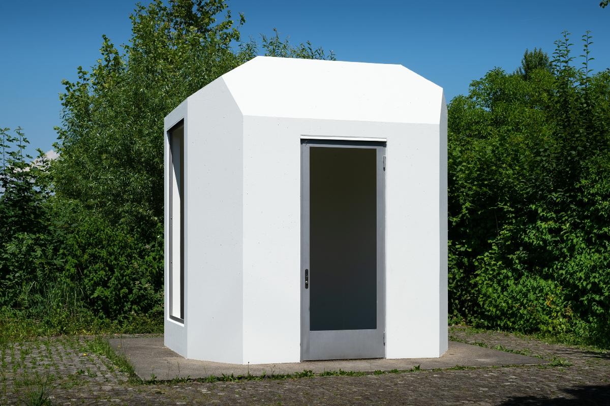 Weisser Pavillon in Gartenumgebung