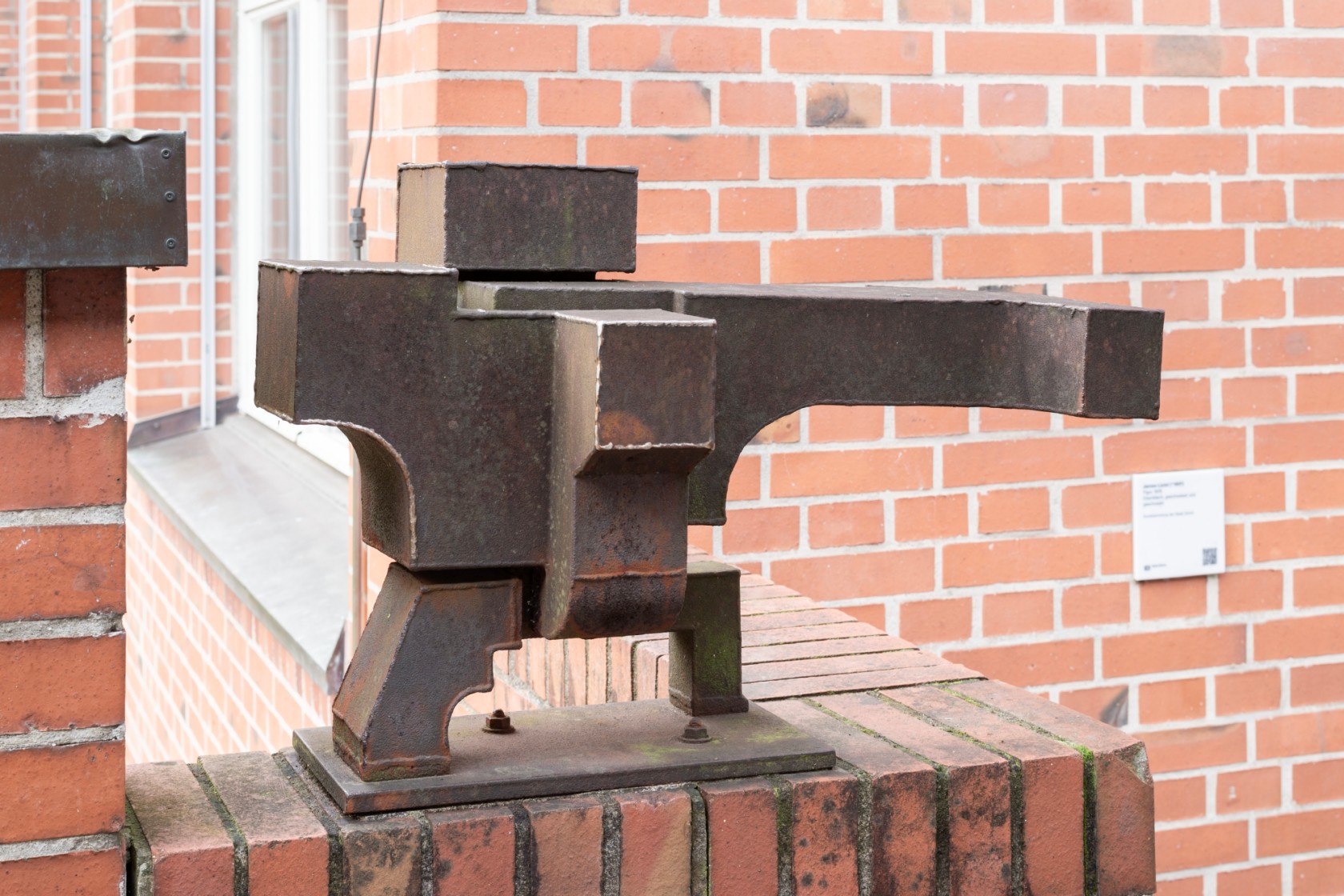 Eisenskulptur auf Umfassungsmauer