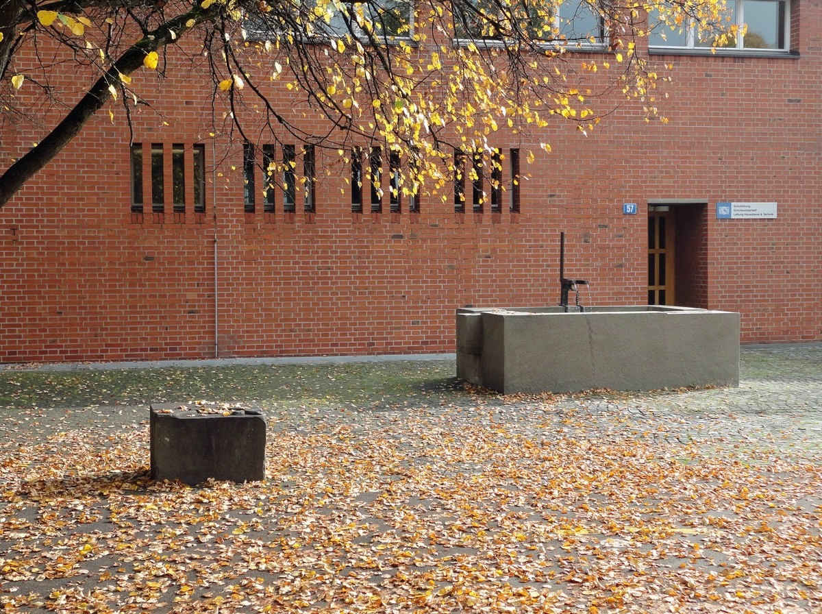 Brunnen mit Sitzstein