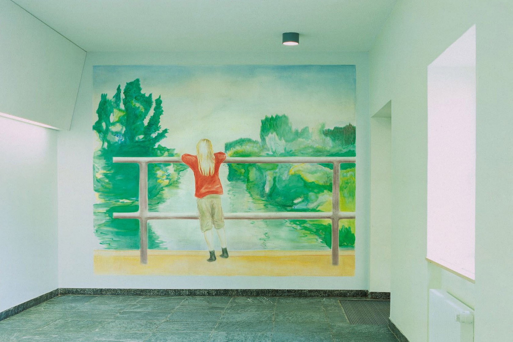 Wandbild mit Mädchen auf Brücke