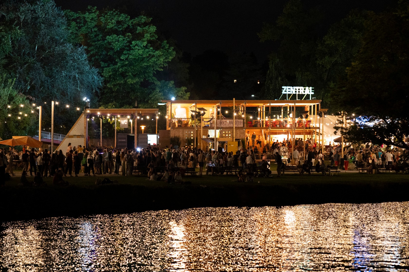 Zürcher Theater Spektakel auf der Landiwiese bei Nacht