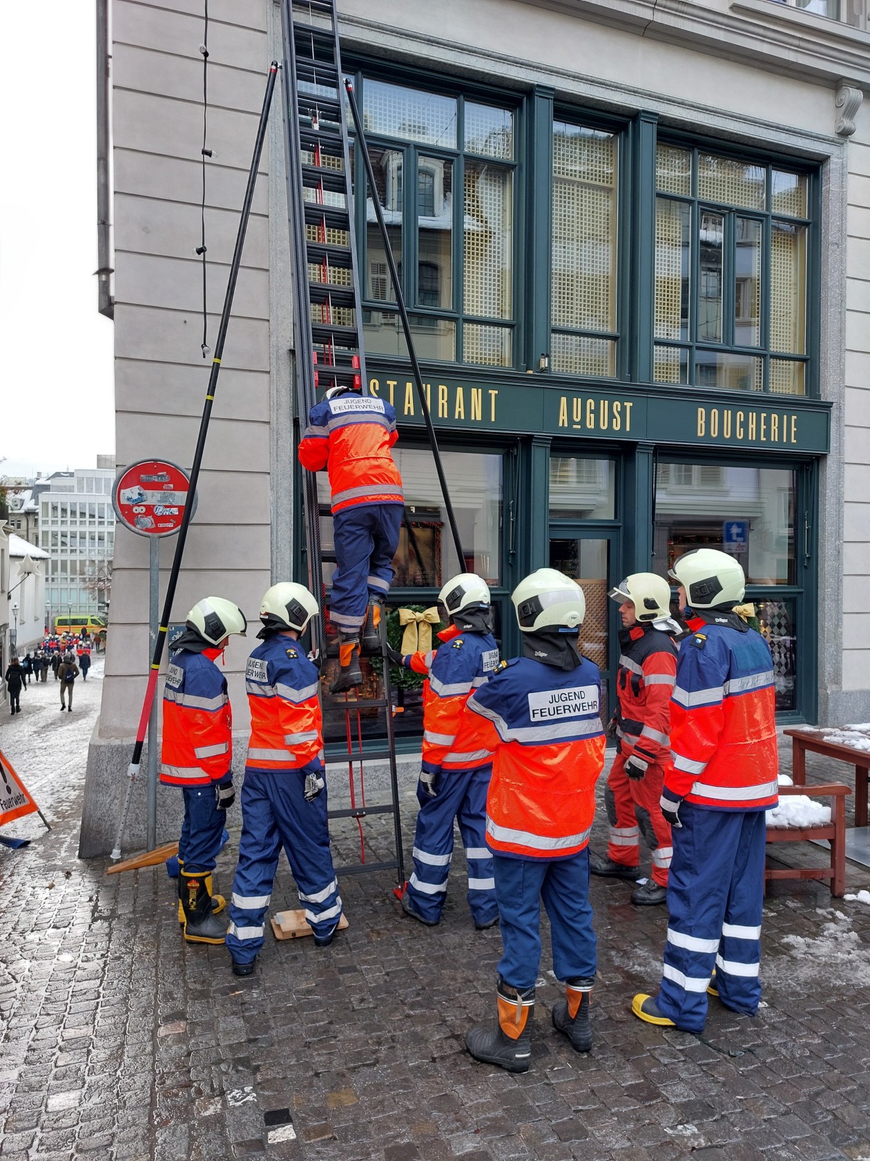 Jugendfeuerwehr beim Leiterstellen