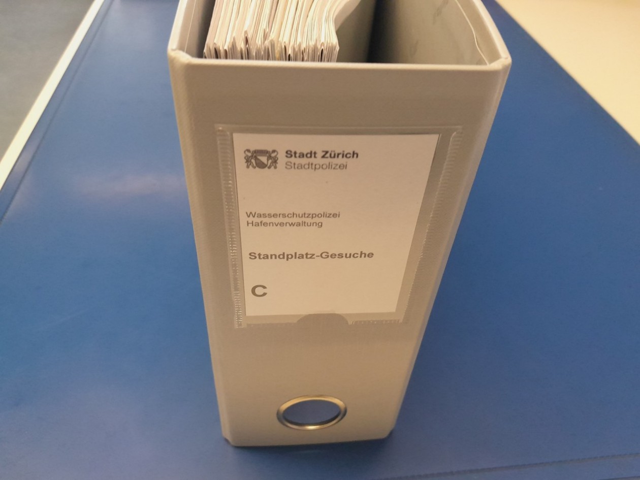Geöffneter Büro-Korpus voller Wartelisten-Dossiers