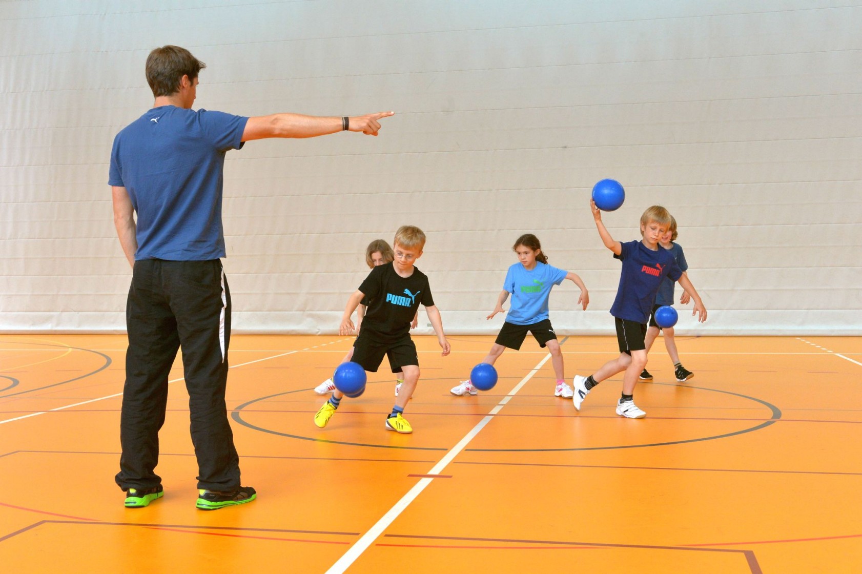 Sportlehrer mit Kindern