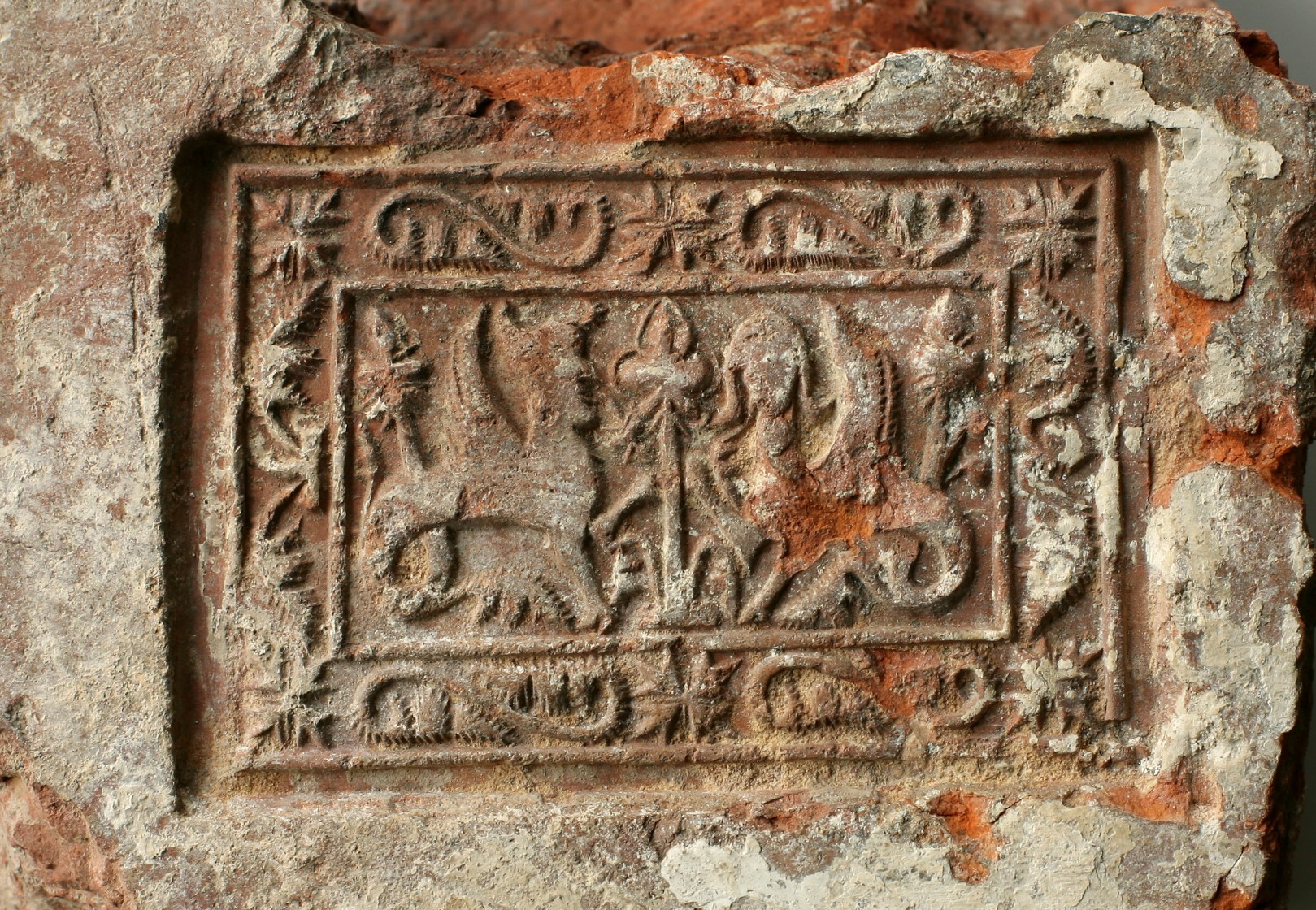 Stempelmotiv mit Sphingen auf einem St. Urban-Backstein aus dem 13. Jh., entdeckt an der Rosengasse 7. (Foto AfS/Archäologie)