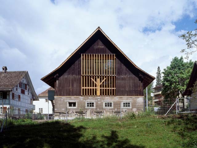 Scheunenfassade des Knechtehauses bei der Mühle Hirslanden. Das Knechtehaus wurde 2005 in einen Quartiertreff umgebaut. (Foto Amt für Hochbauten)