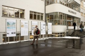 Sicht auf Gebäude mit Menschen davor